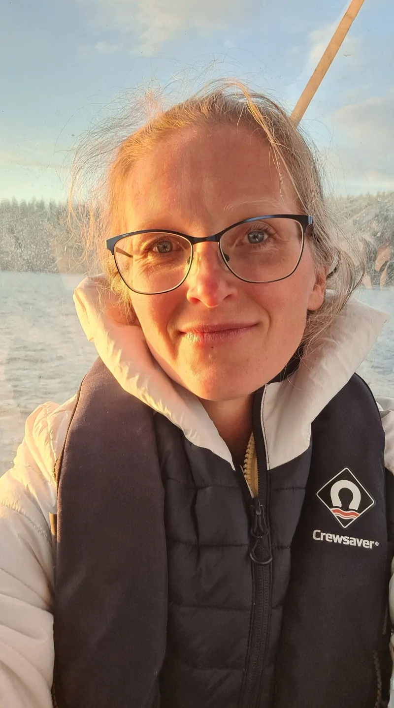 Lähikuva ja esittelykuva hymyilevästä Saija Kekistä saariston ja veden äärellä. Yritysmentorointia ja digiapua ihmiseltä ihmiselle Porvoossa.